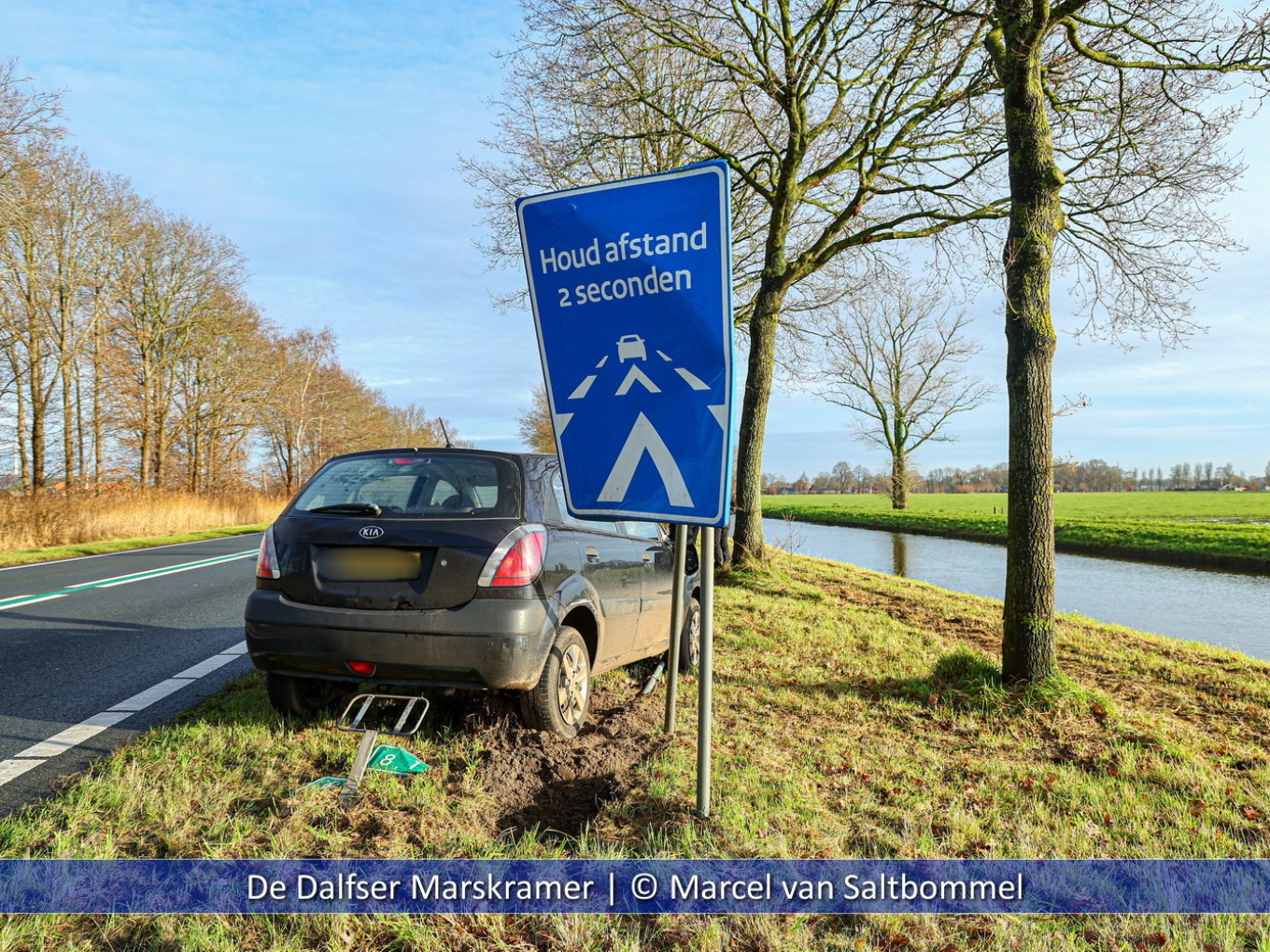 Auto raakt van de weg