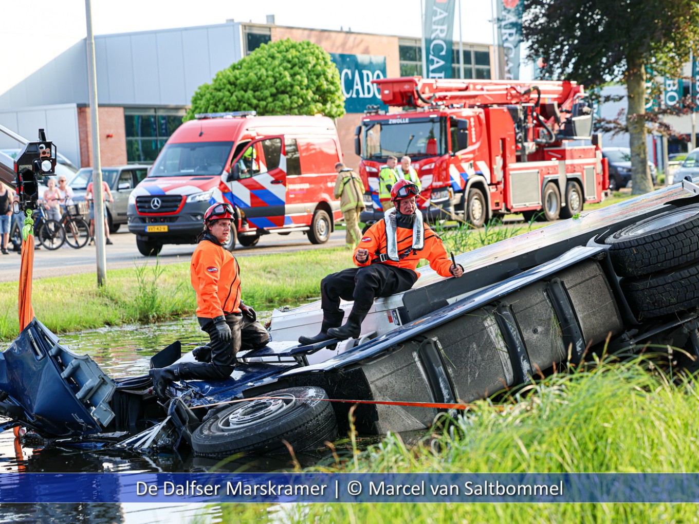 Vrachtwagen te water Nieuwleusen