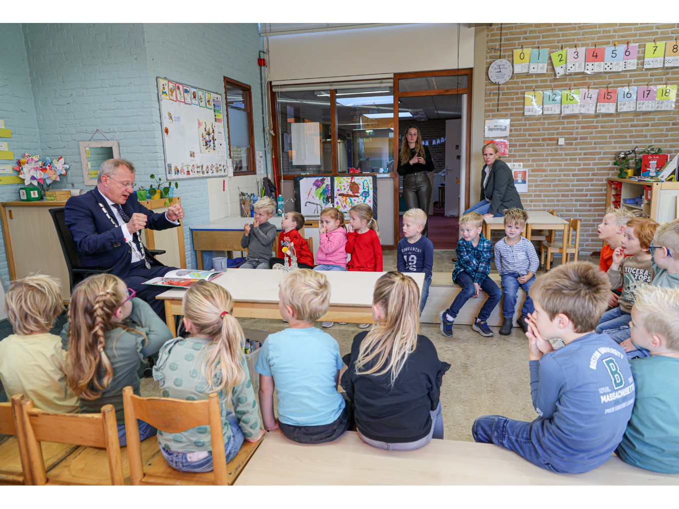 Burgemeester leest kinderen Wegwijzer voor in Kinderboekenweek