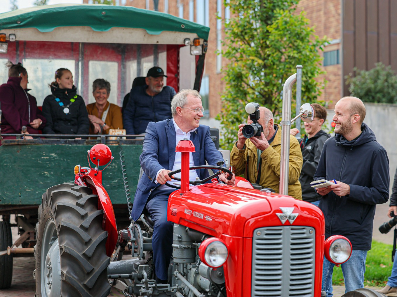 Burgemeester Sijbom brengt kiezers met ‘stemmentrekker’ naar stembureau