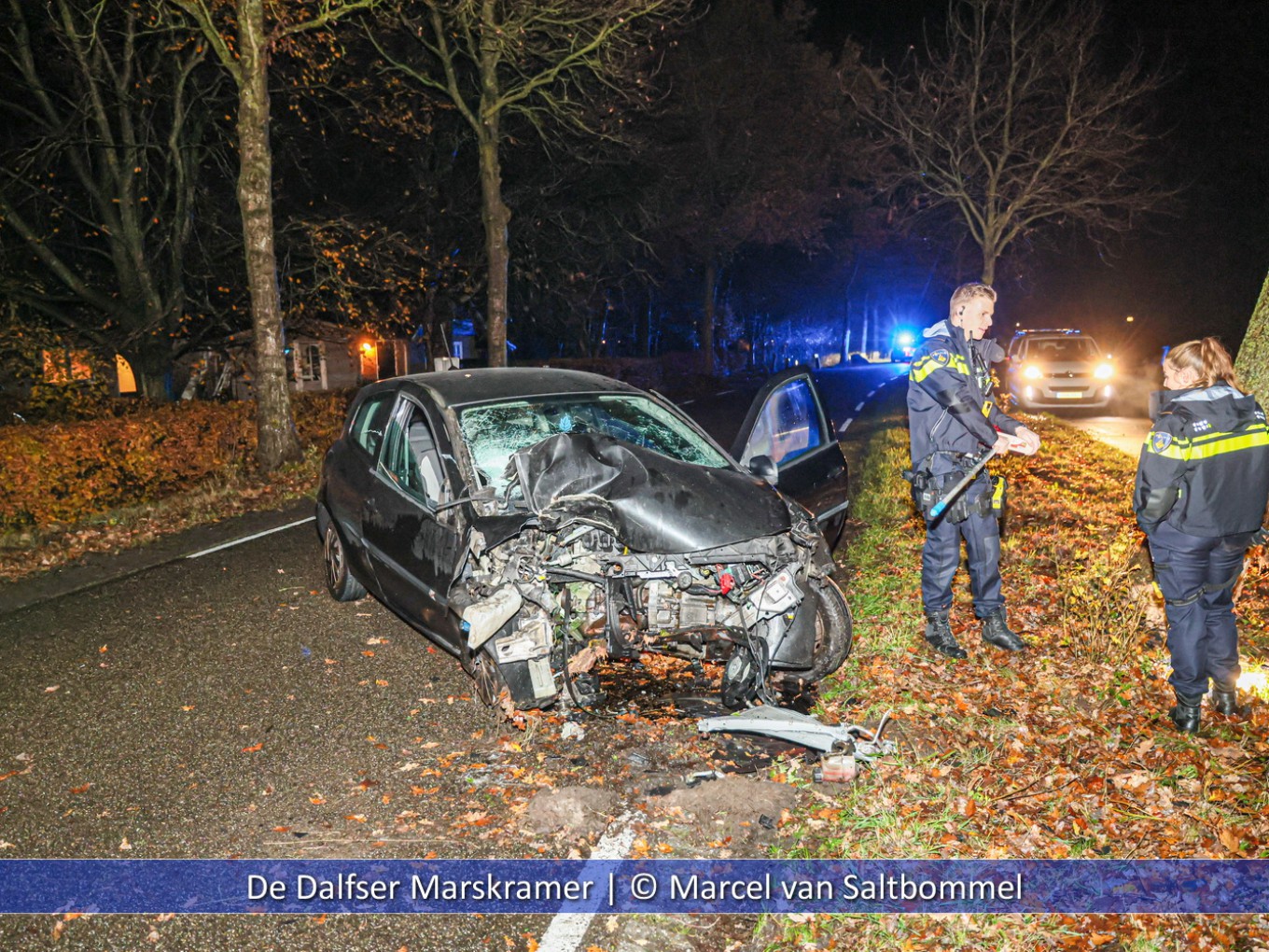 Auto botst frontaal op boom