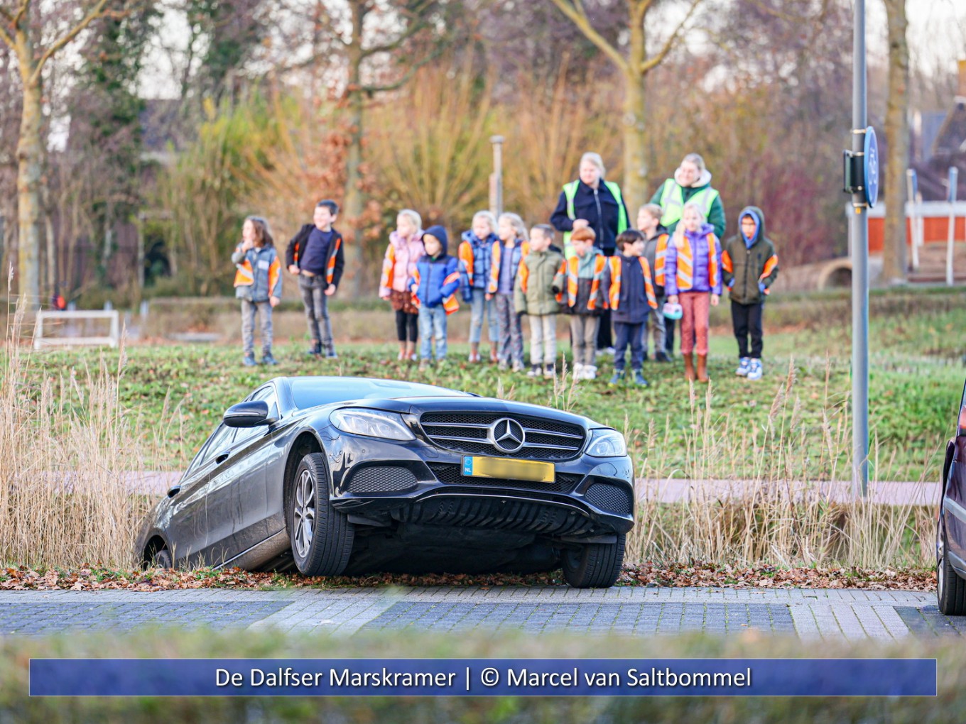 Auto rolt in sloot op parkeerplaats