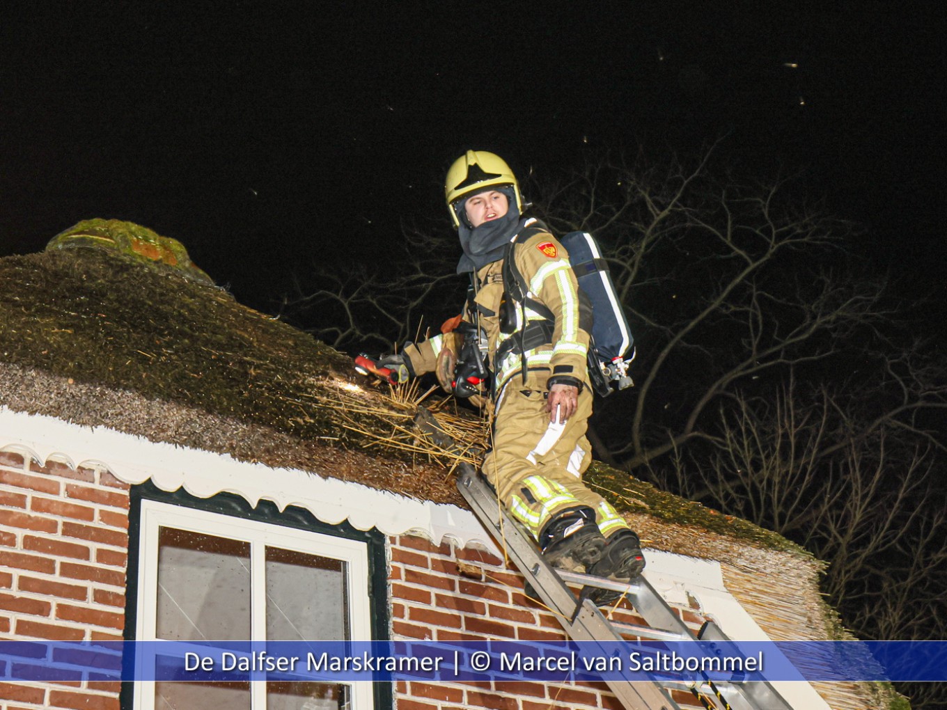 Vuurpijl schiet in rietendak Meeleweg