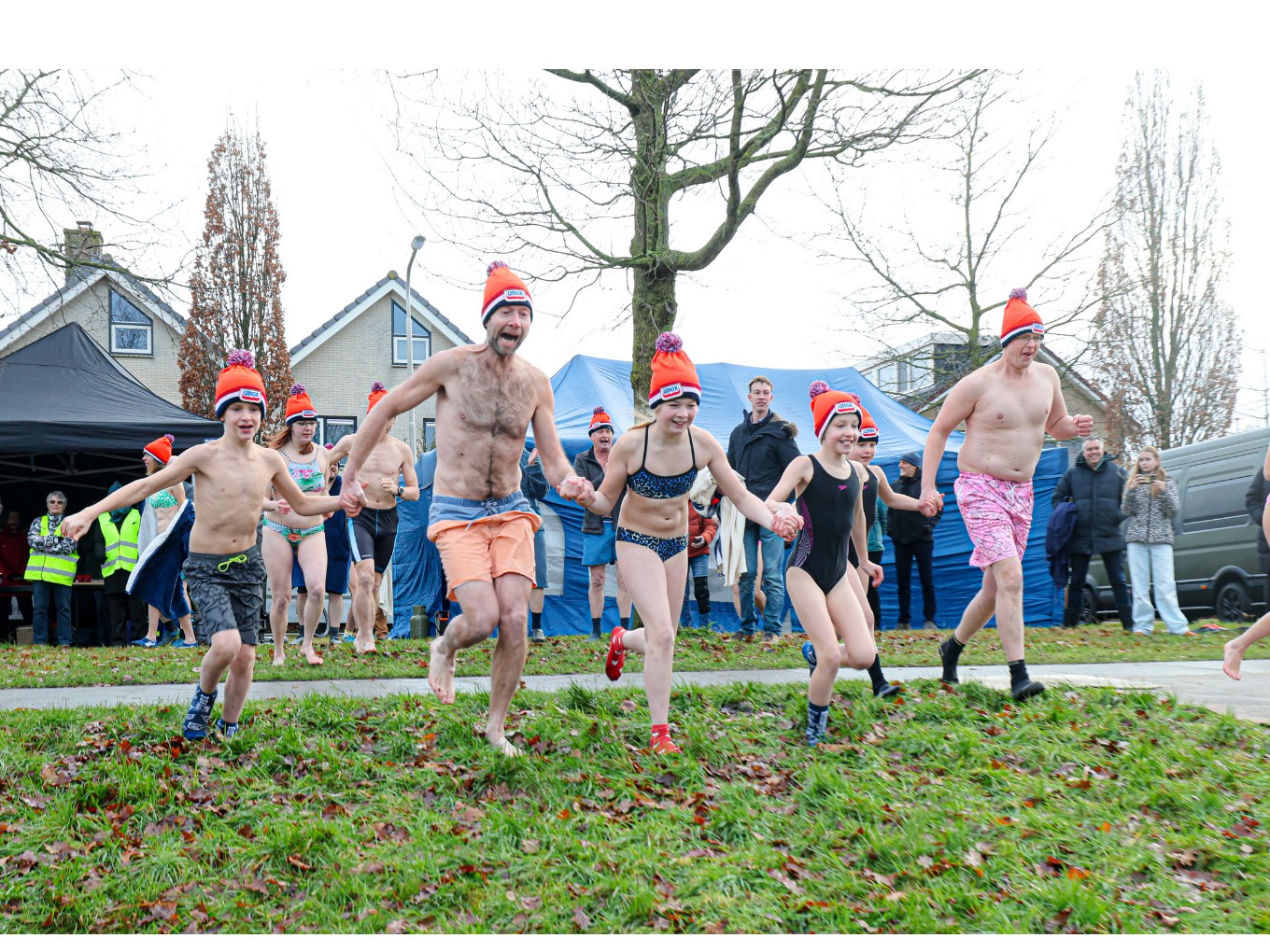 Dappere inwoners gemeente Dalfsen wagen Nieuwjaarsduik voor goede doelen