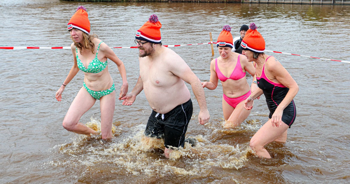 Dappere inwoners gemeente Dalfsen wagen Nieuwjaarsduik voor goede doelen