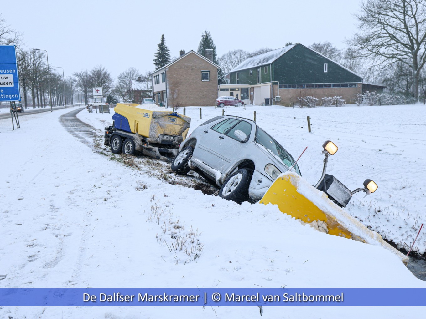 Sneeuwschuiver raakt van de weg