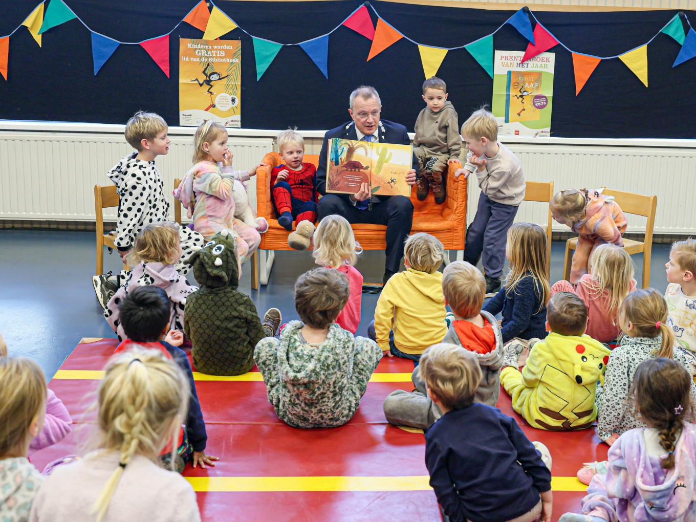 Burgemeester Sijbom leest voor op De Tweemaster