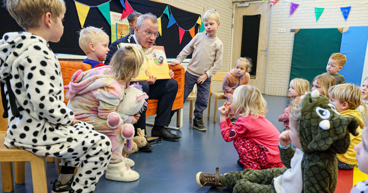 Burgemeester Sijbom leest voor op De Tweemaster