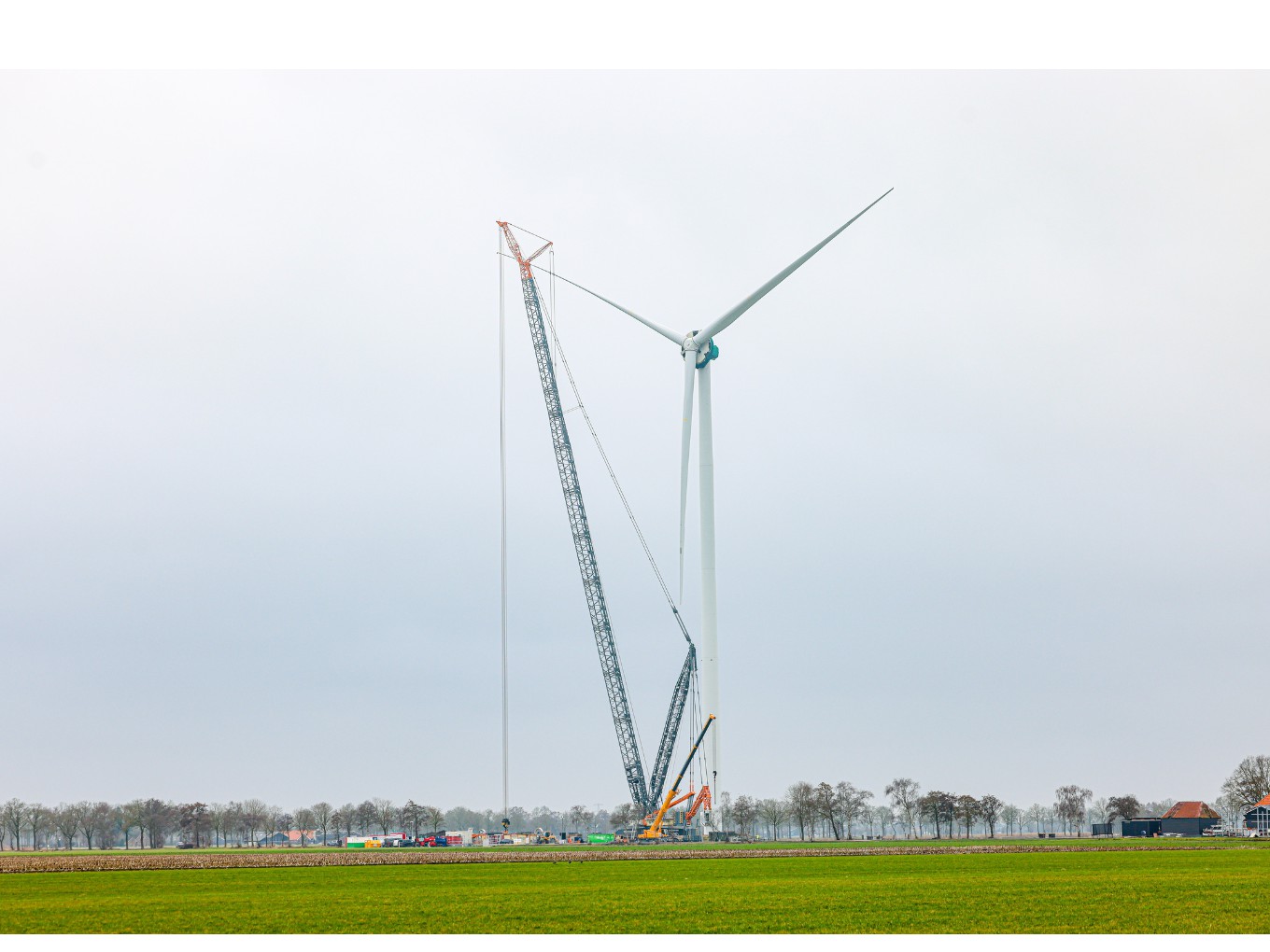 de enorme kraan bij de windturbine. Foto: Marcel van Saltbommel.