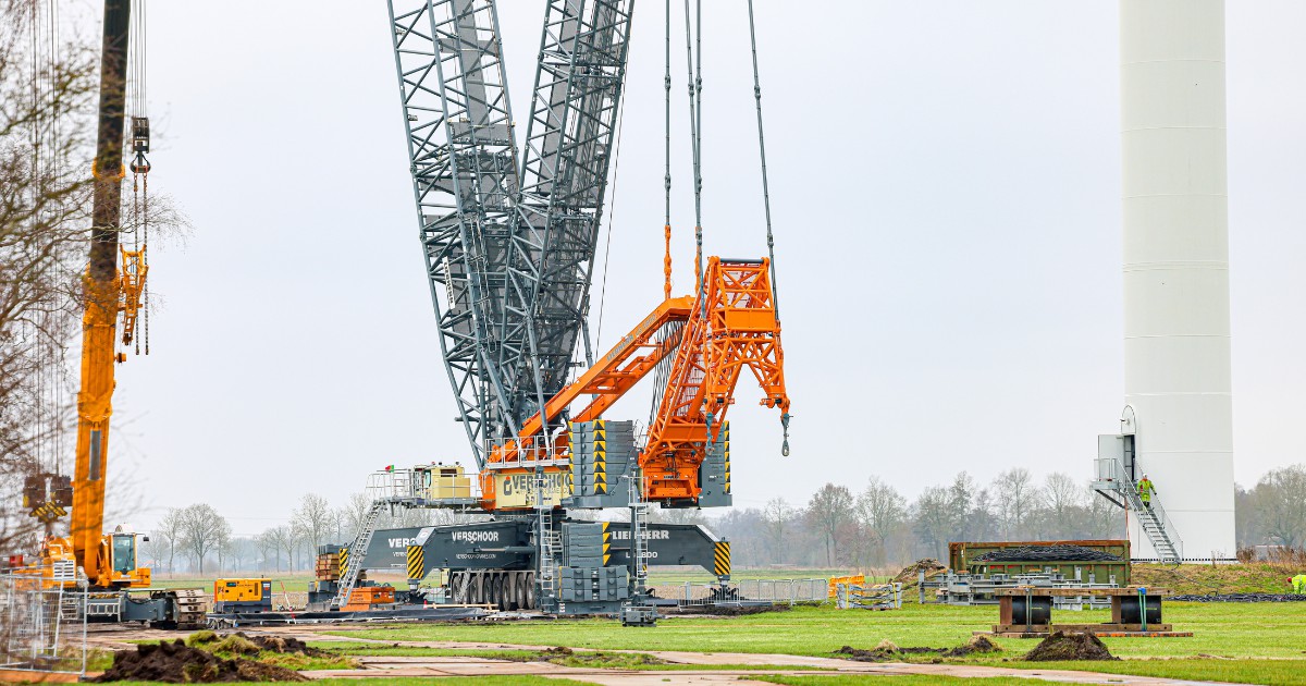 Gigantische kraan verwijdert wieken windturbine in Nieuwleusen