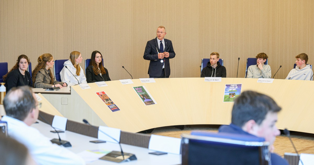 Jongeren houden eigen verkiezingsdebat in raadzaal Dalfsen