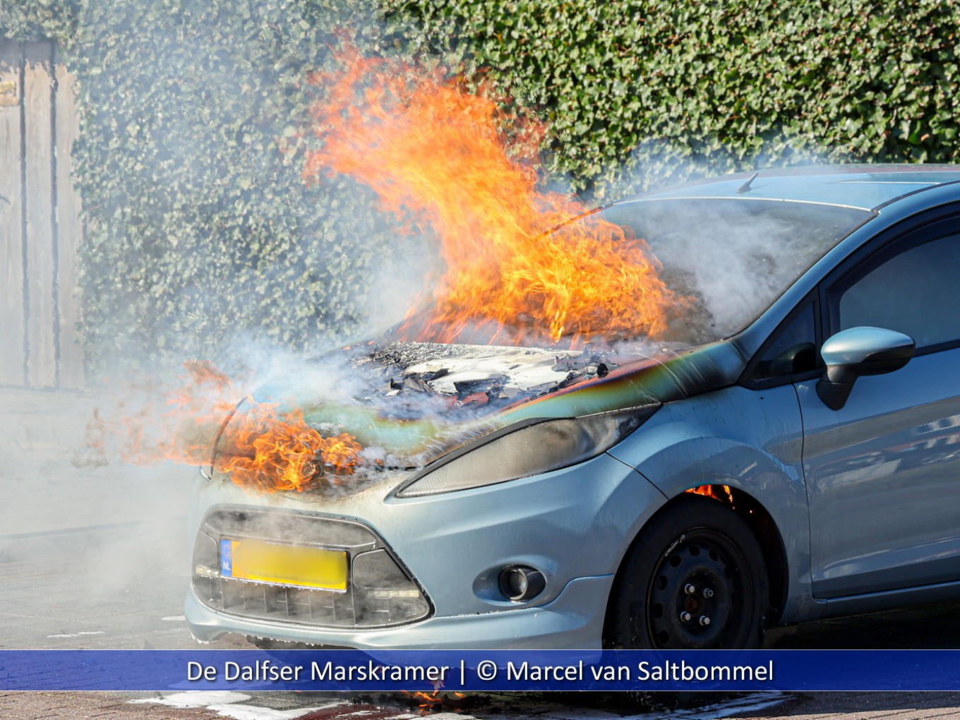 Auto vliegt spontaan in brand Nieuwleusen