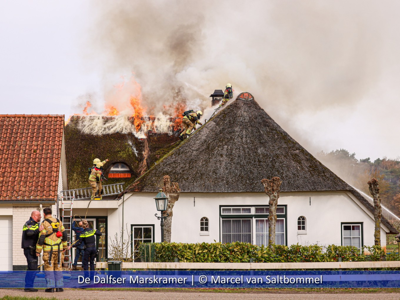Grote uitslaande brand in woonboerderij Oudleusen