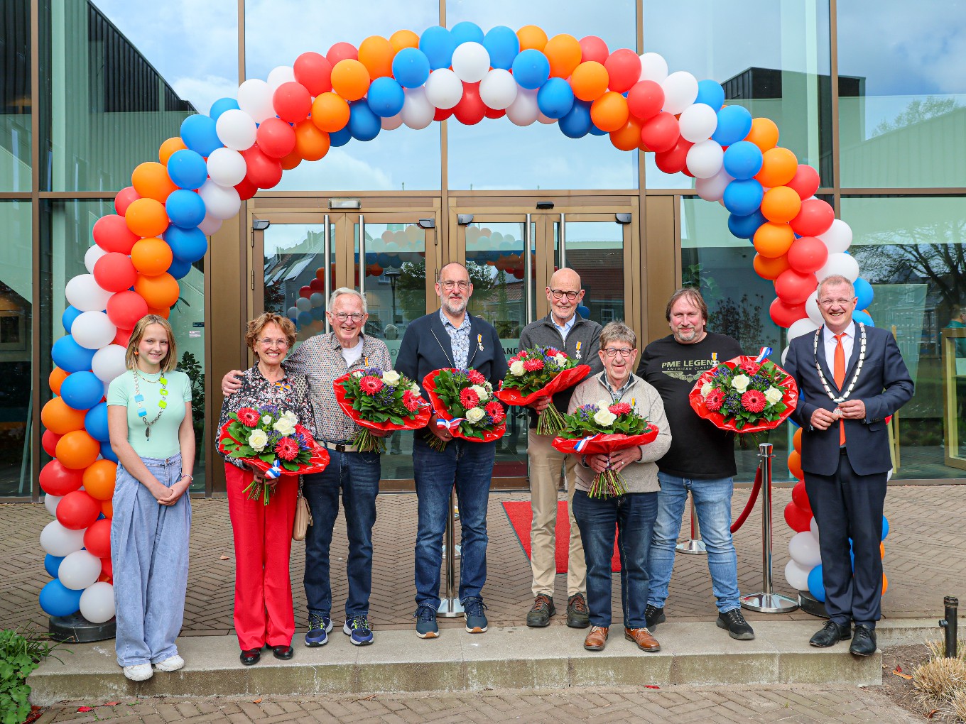 Vlnr. kinderburgemeester Milou, Frieda Schuurman, Evert Schuurman,  Benny Stegeman, Bernard Bos, Jan Koerhuis, Dirk Wennemars en burgemeester Michael Sijbom. Foto Marcel van Saltbommel.