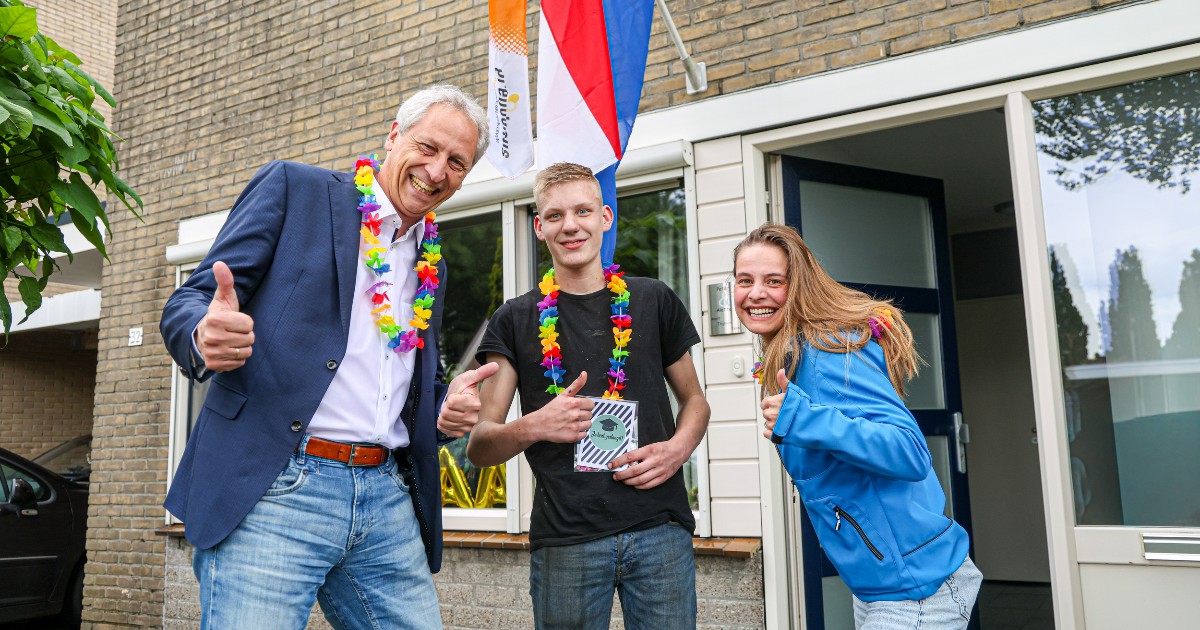 Geslaagden-karavaan feliciteert geslaagden in gemeente Dalfsen