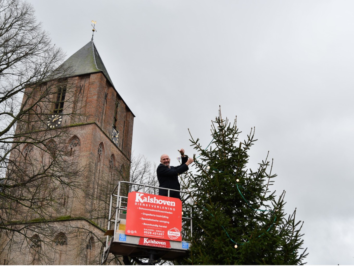Centrum van Dalfsen versierd met kerstwensballen