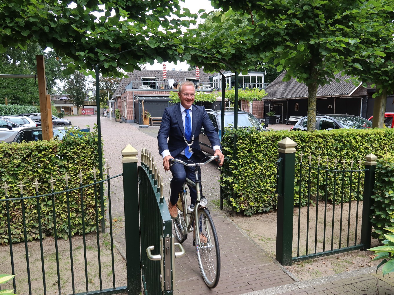 Burgemeester Sijbom leent unieke Eurotop Fiets van museum Palthehof
