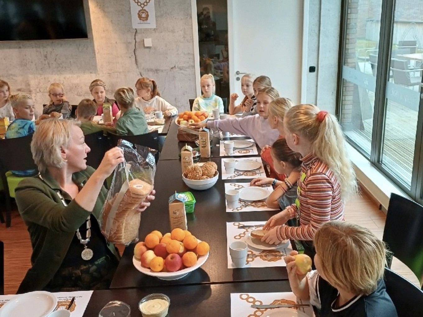 Leerlingen CDS Het Kompas ontbijten met burgemeesters