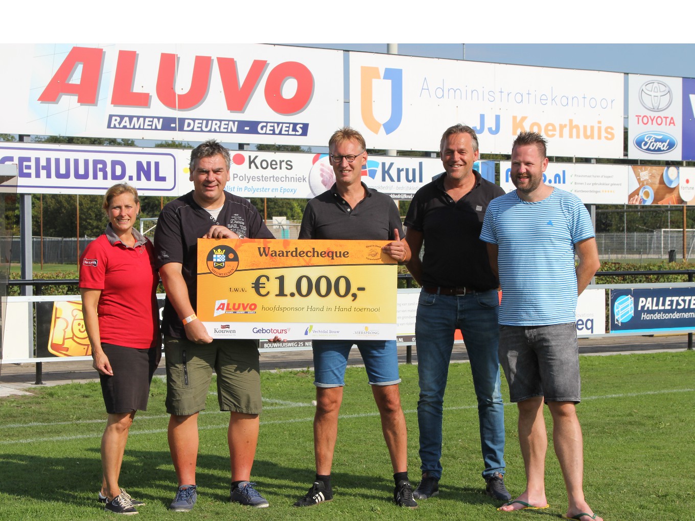Stichting Hand in Hand Nieuwleusen ontvangt cheque
