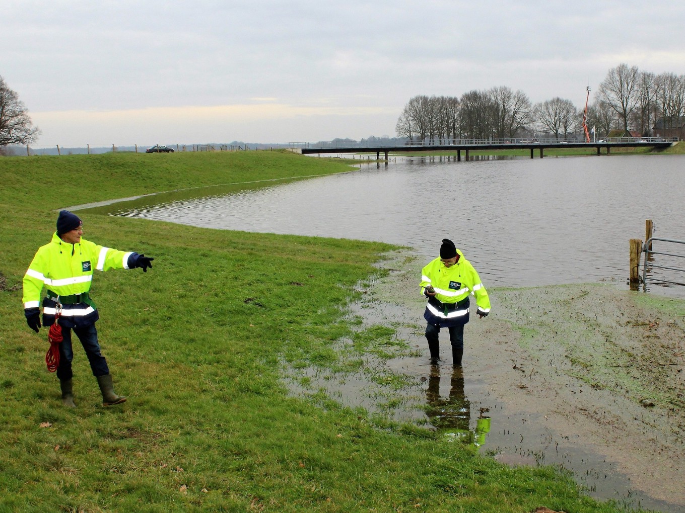 Vrijwillige dijkwacht in actie langs de Vecht