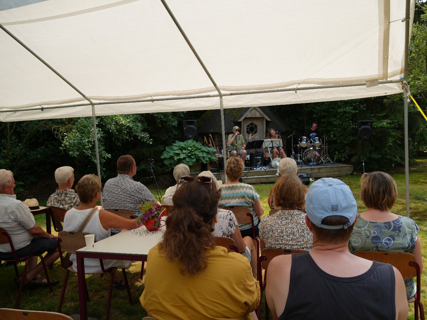 Bezoekers genieten van lustrumversie Muziek in de Tuin