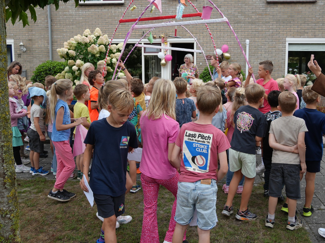 de kindere voor de deur bij Rita.