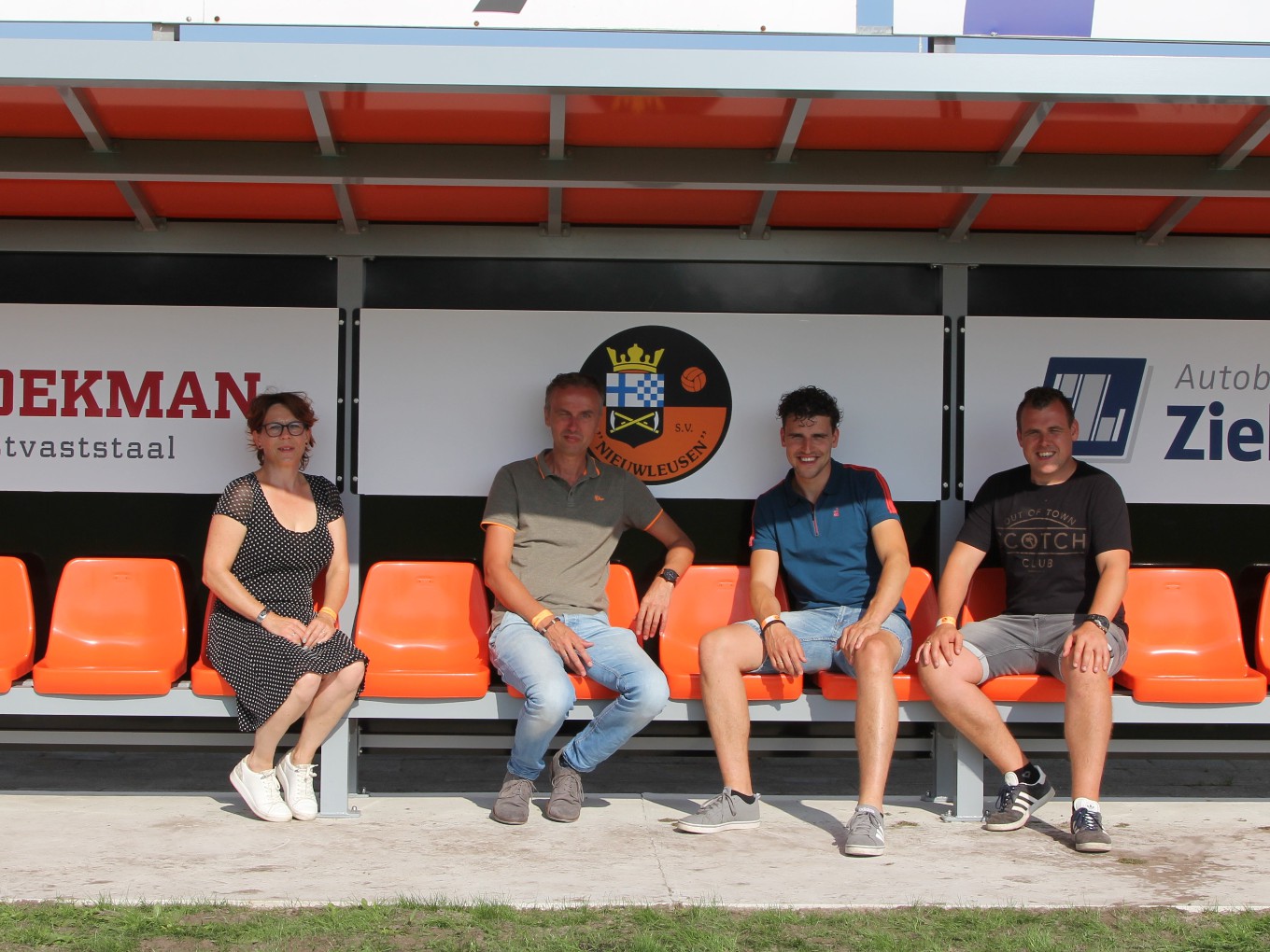 S.V. Nieuwleusen bedankt sponsors dug-outs