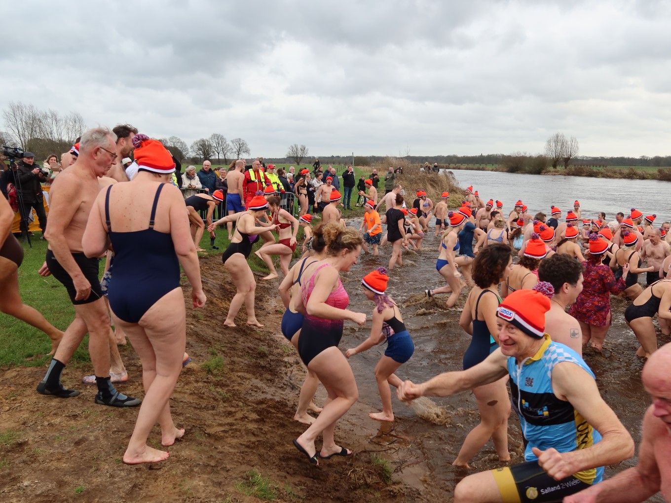 Dappere inwoners van Dalfsen beginnen 2023 met frisse duik