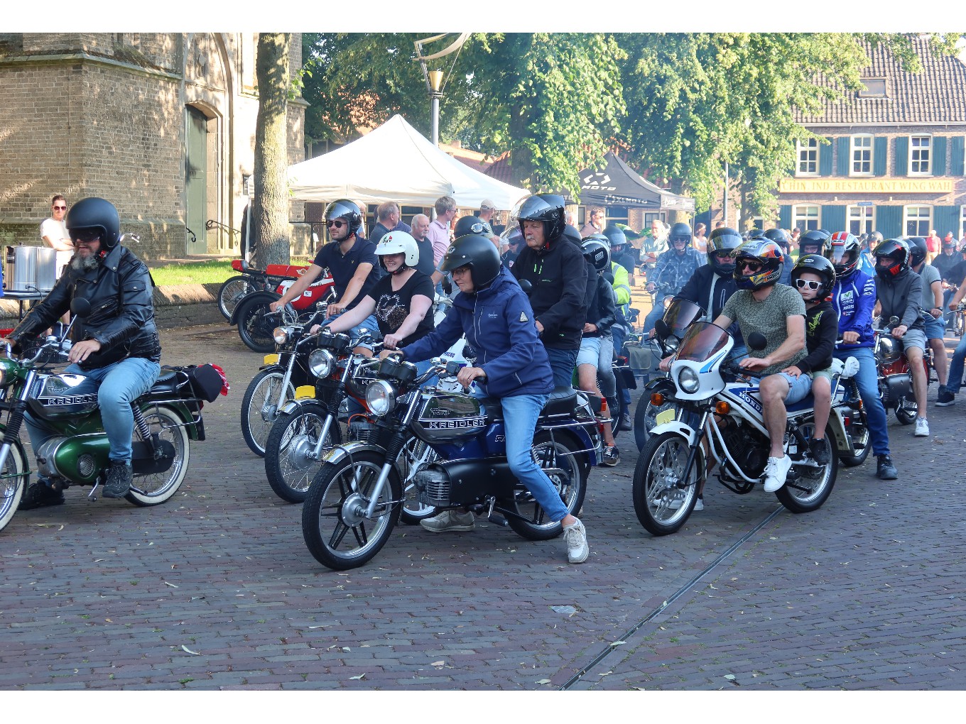 Tweede Dalfser oldtimer bromfietsrit trekt veel deelnemers