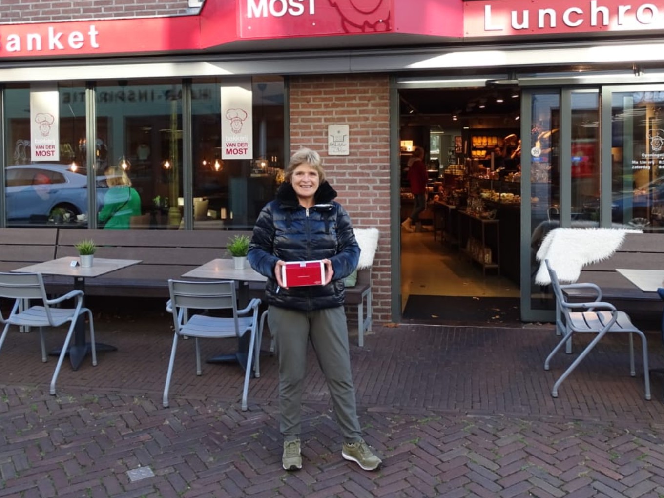 Samen taartjes eten in Week van de Ontmoeting