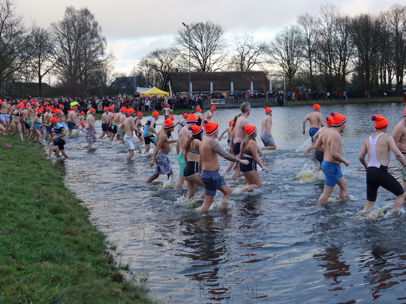 Inwoners van Dalfsen beginnen 2024 met duik in koud water