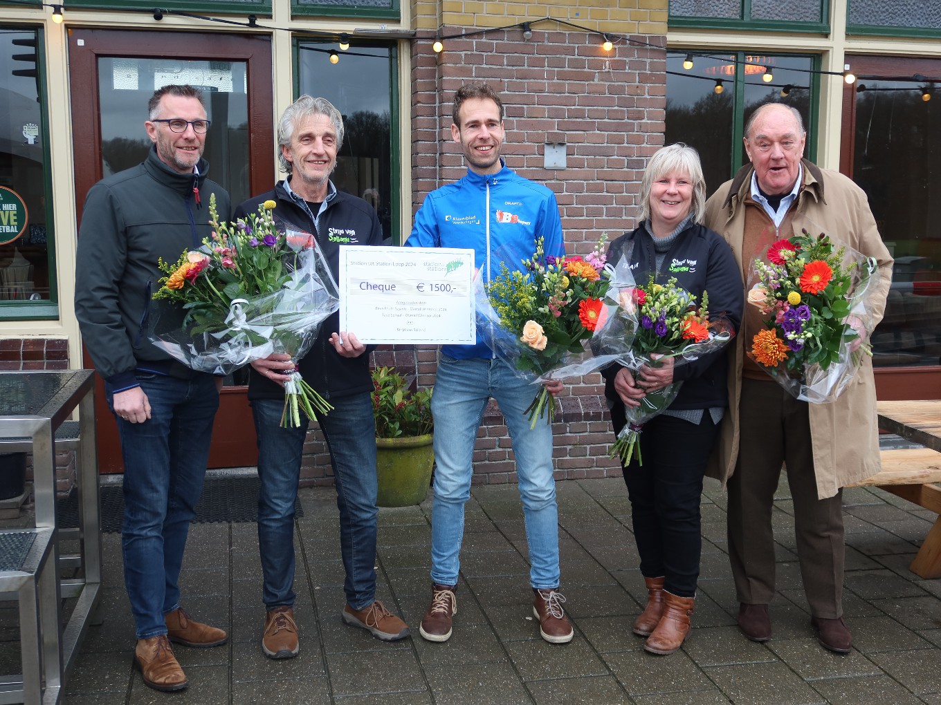 Stationsloop schenkt 1500 euro aan Strijd van Salland