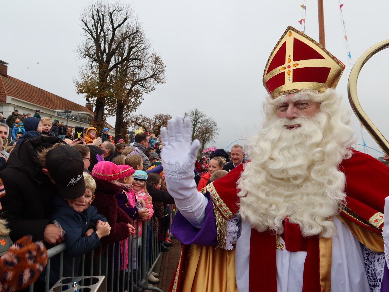 Sinterklaas meert met Pakjesboot 12 aan in Dalfsen
