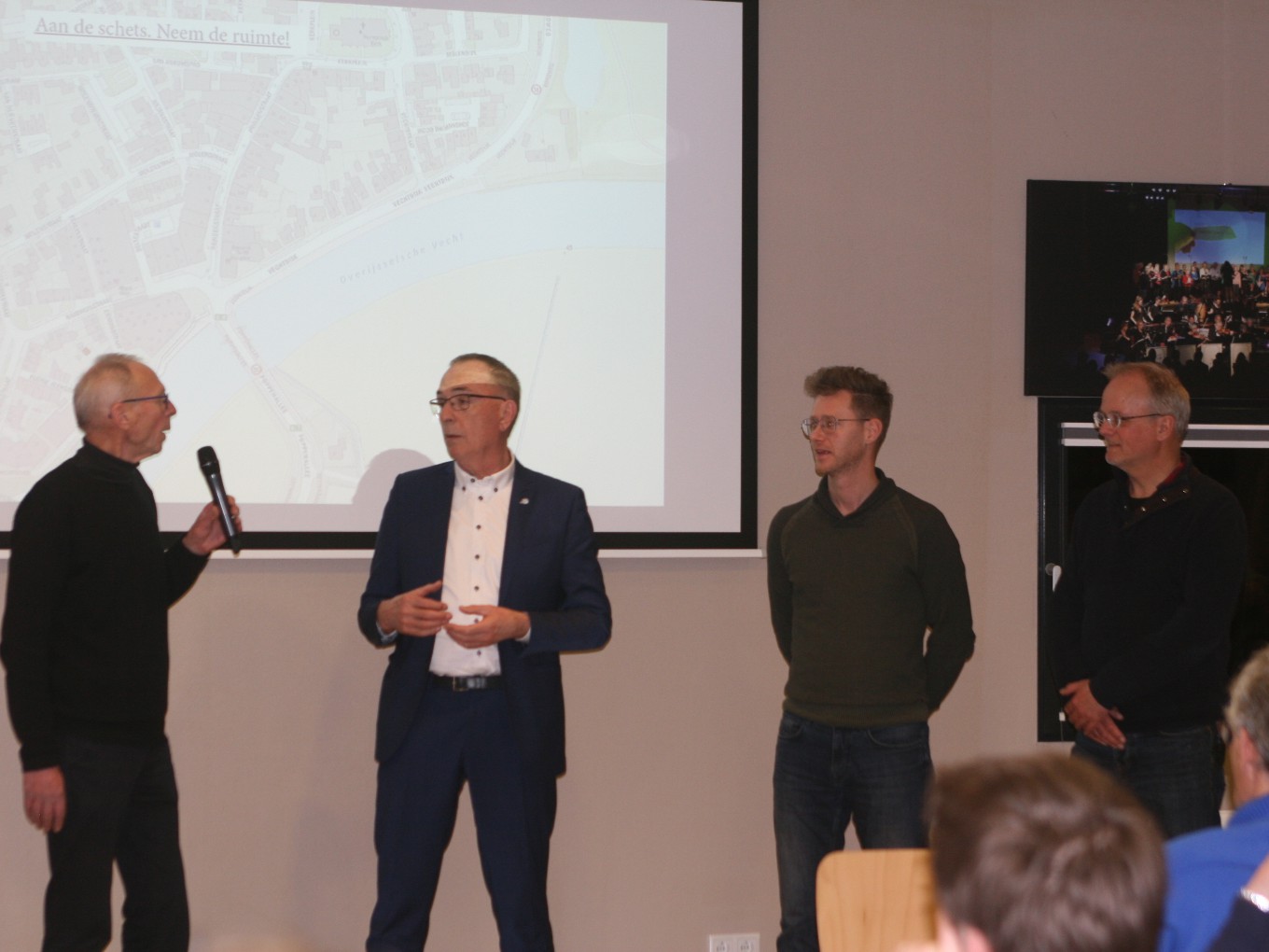 Bruggenbouwers buigen zich over rivier De Vecht bij Dalfsen