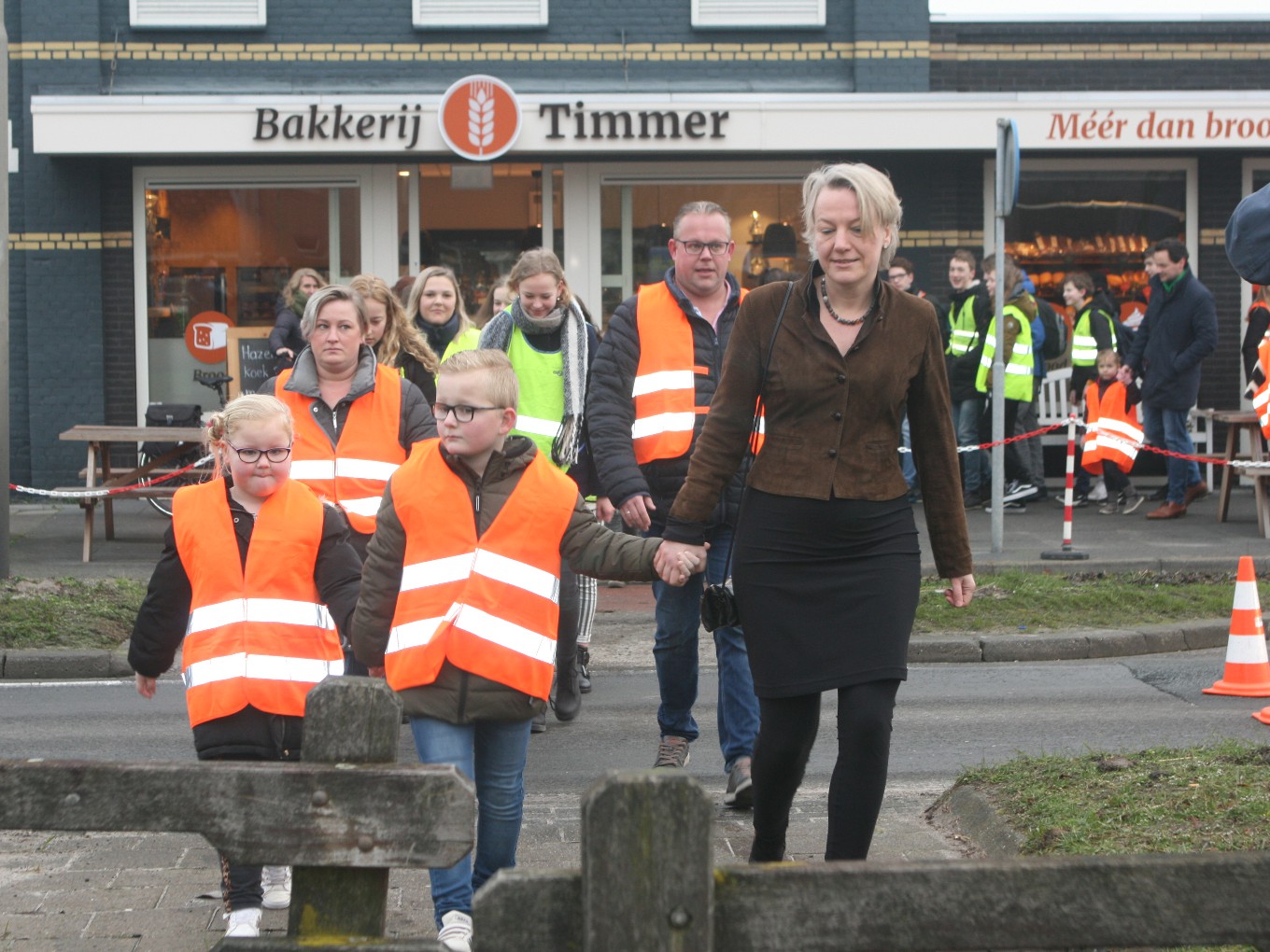 Burgemeester steekt drukke N377 over met kinderen