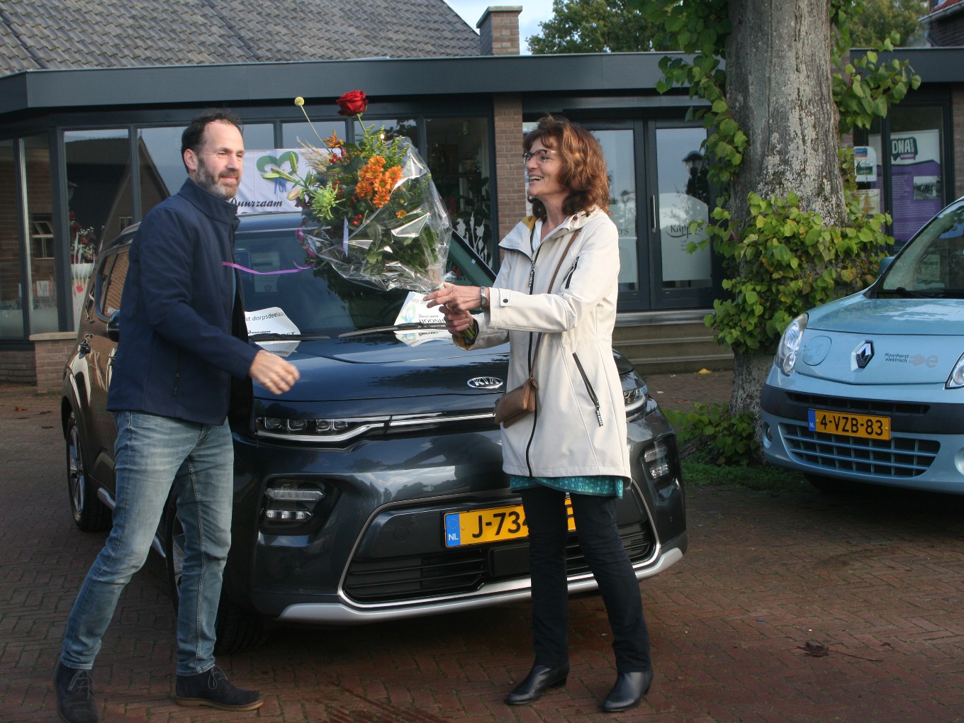 Hoonhorst wijdt nieuwe dorpsdeelauto in