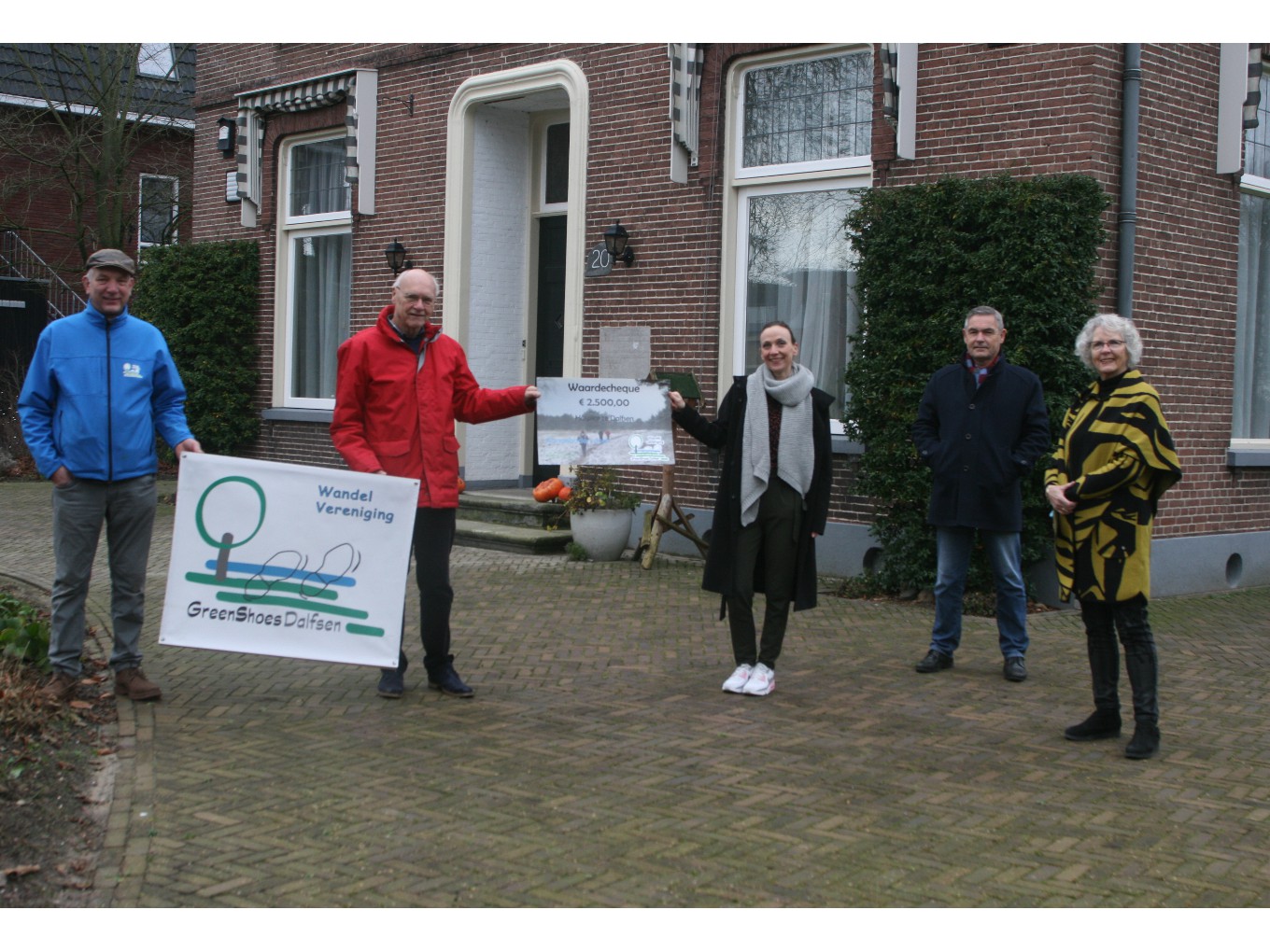 Green Shoes schenkt cheque aan hospice Dalfsen