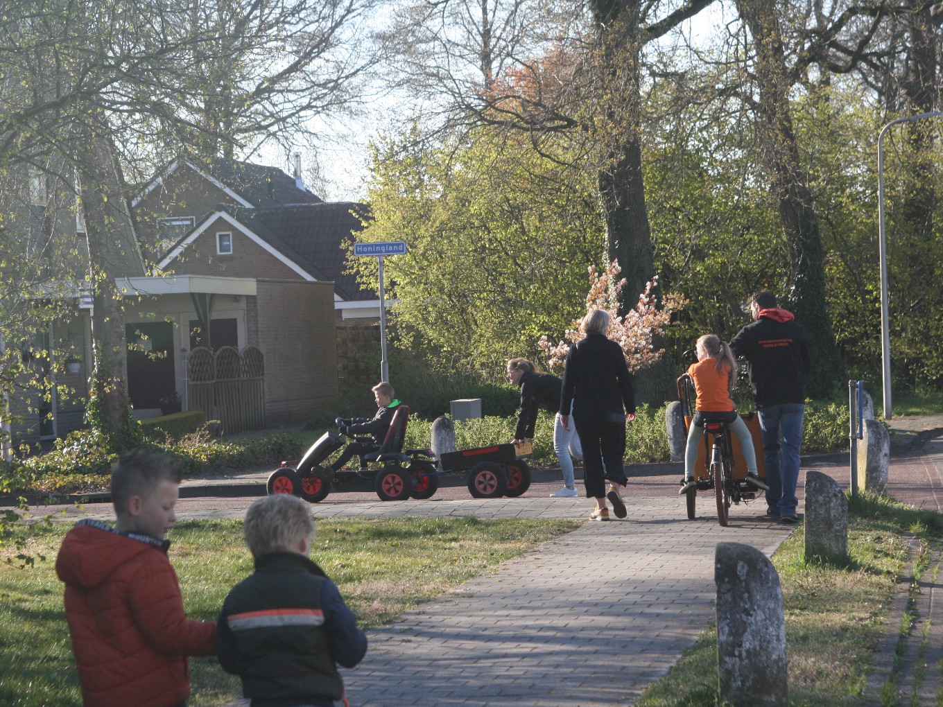 Oranjevereniging Oudleusen brengt tompouces rond op Koningsdag