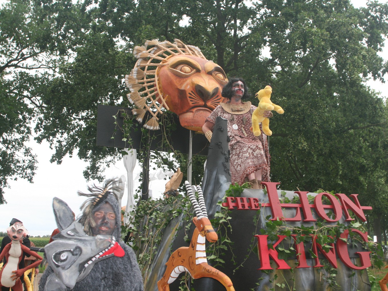 Uitbundige viering van Oranjefeest in Oudleusen