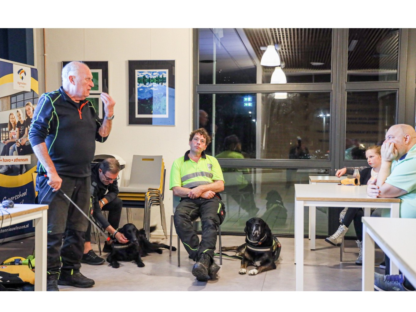 Sirius reddingshonden bij Verhalencafé in De Spil