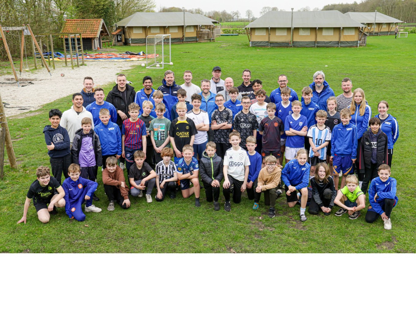 Jonge spelers USV Nieuwleusen op voetbalkamp