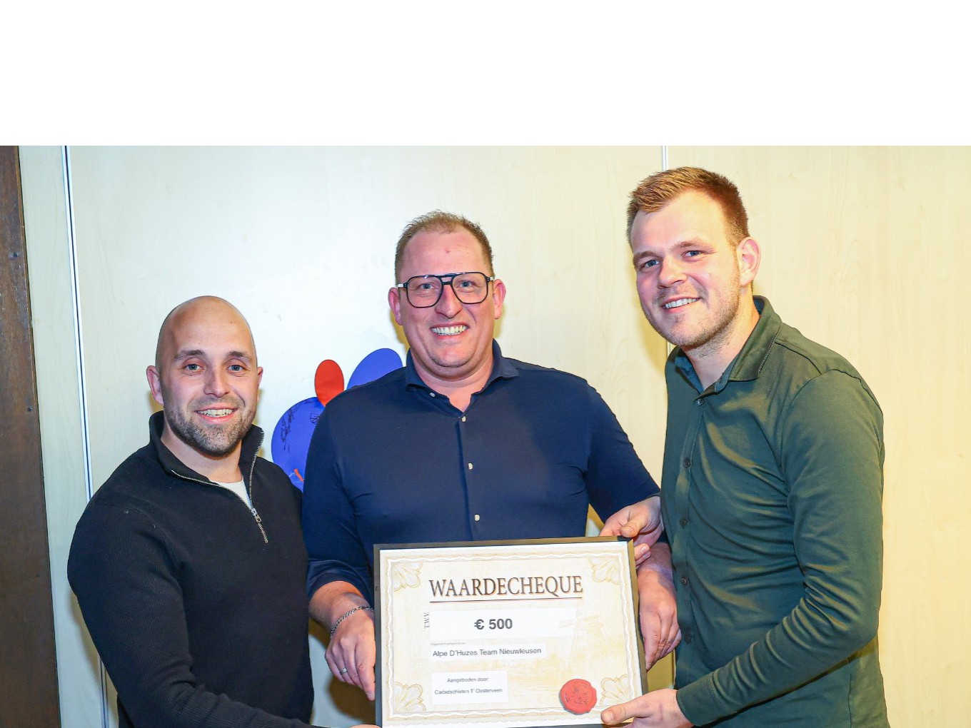 Carbidschietclub overhandigt cheque aan Alpe d’Huzes team