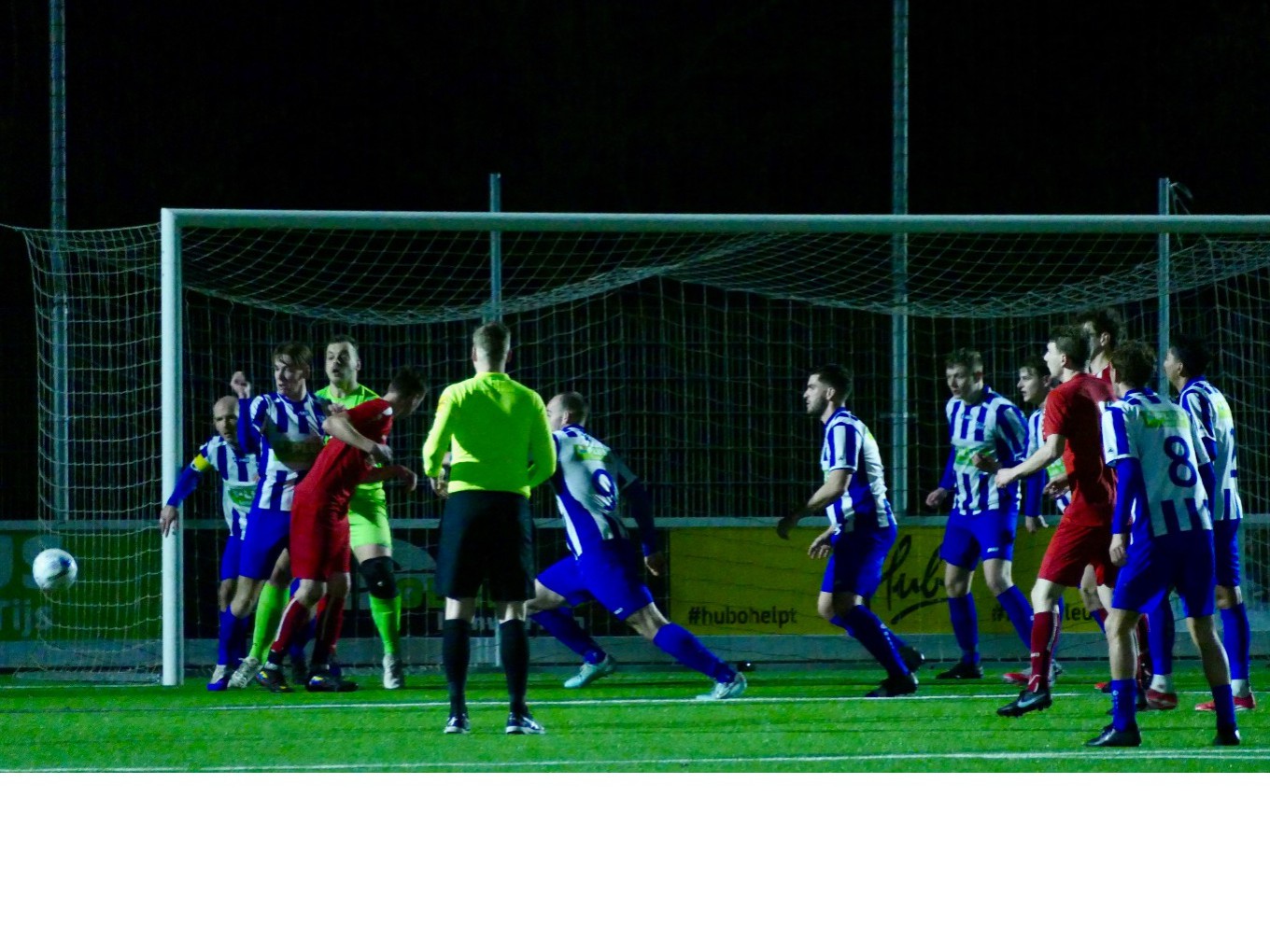 USV massaal in de verdediging bij de zoveelste doelpoging van sv Vasse. Foto: Peter Meijerink.