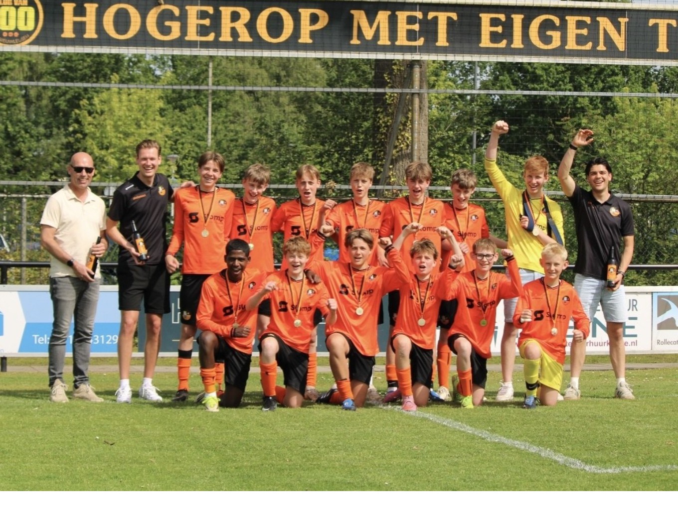 S.V. Nieuwleusen JO15-1 kampioen. Eigen foto S.V. Nieuwleusen.