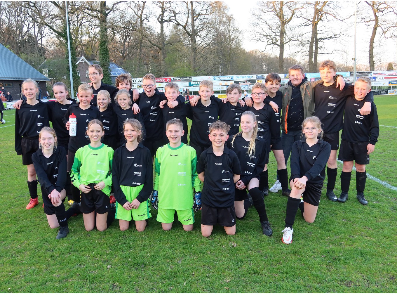 Jongens en meisjes van De Spiegel winnen Dalfser schoolvoetbaltoernooi