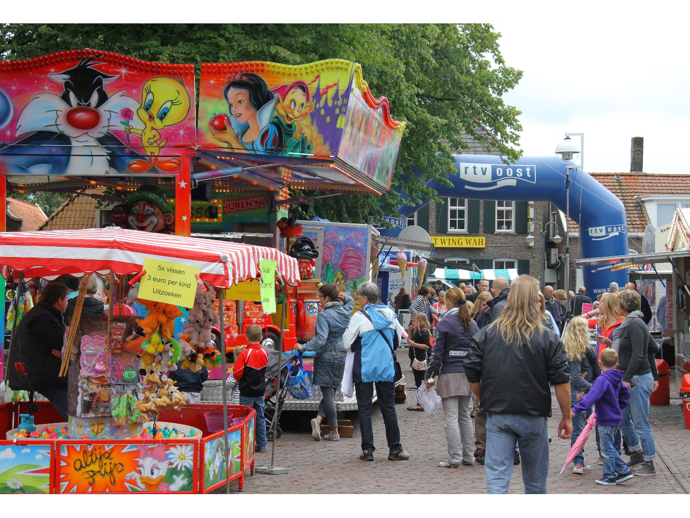 Burgemeester Sijbom opent kermis met gratis ritje in botsauto's