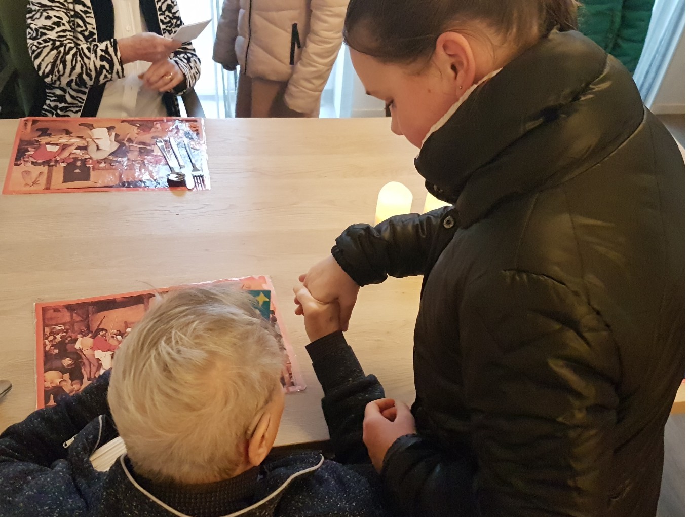 Leerlingen De Zaaier brengen kerstkaarten langs bij ouderen