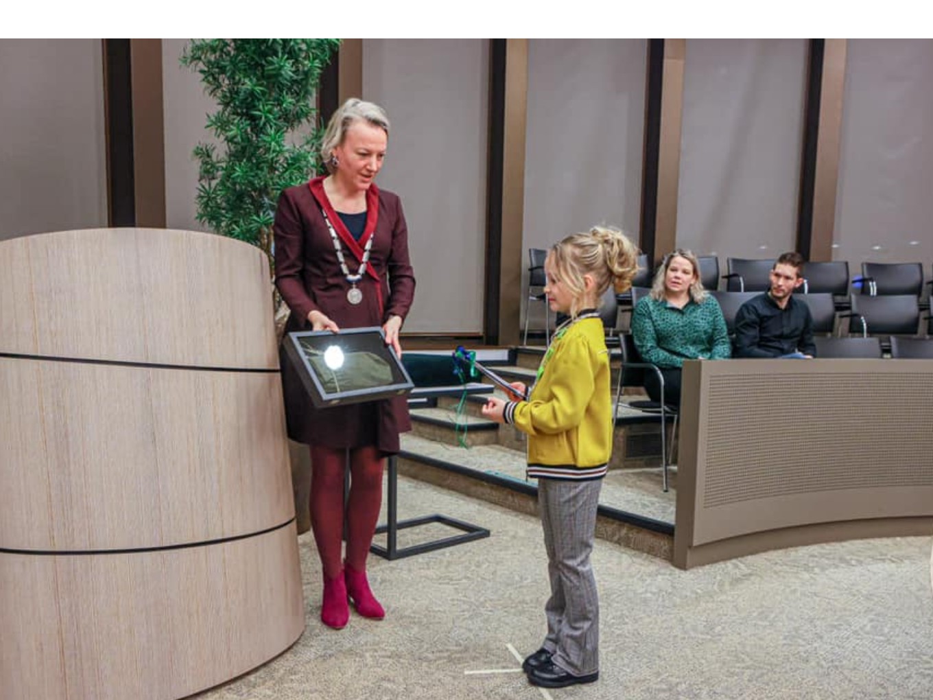 Myla Groenendijk beëdigd als eerste kinderburgemeester van Dalfsen