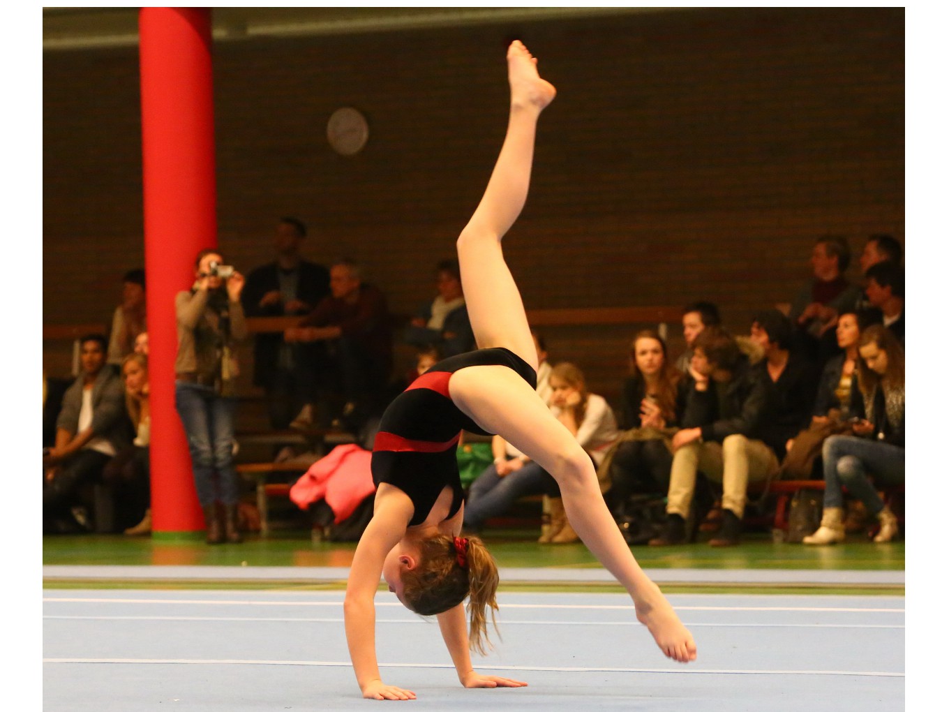 Turnster Claudia Velthuijsen van GVN Nieuwleusen scoort goed