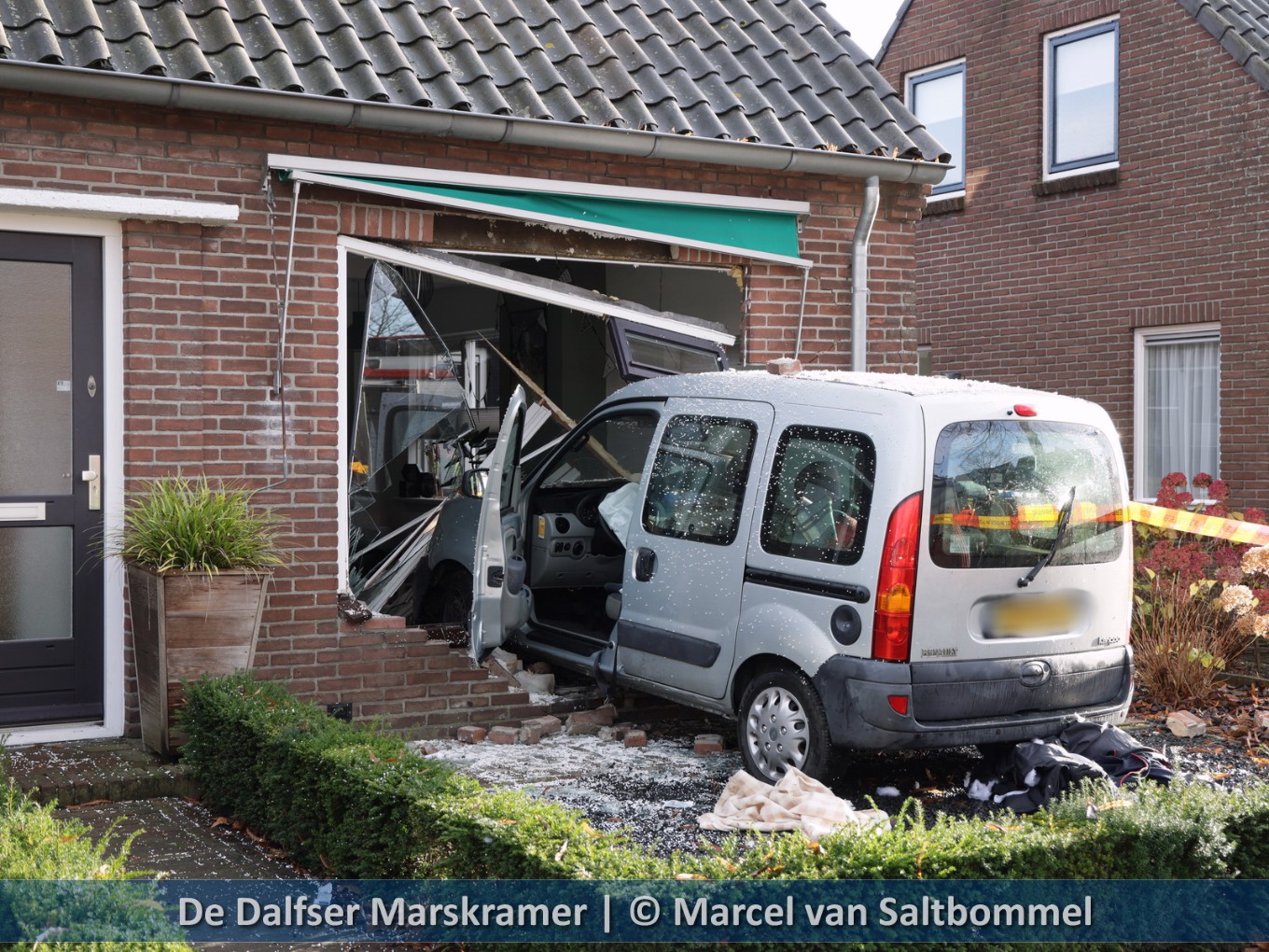 Reanimatie nadat auto in gevel rijdt Nieuwleusen
